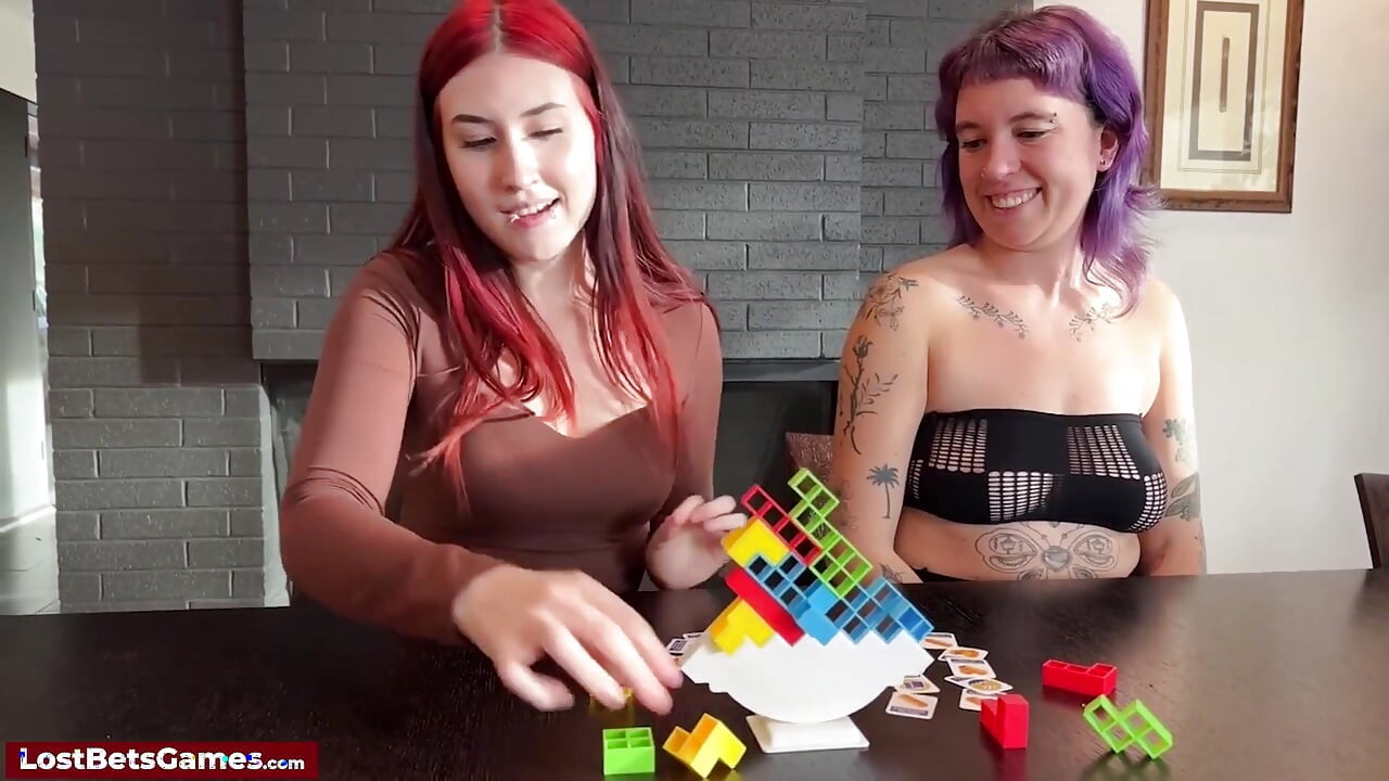 Striptiz oyunu kazanilirken seksi oyuncaklar çıkıyor