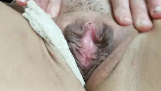 Использую мою волшебную палочку на моей киске во время ношения кружевного нижнего белье, часть 1