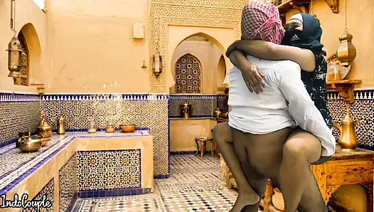 Saudi-arabischer ehemann und iranische ehefrau knallen in der küche