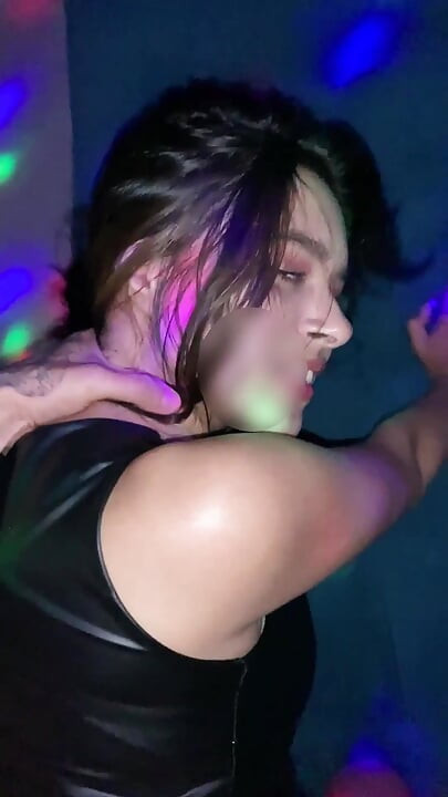 Sexo duro com uma linda garota na boate
