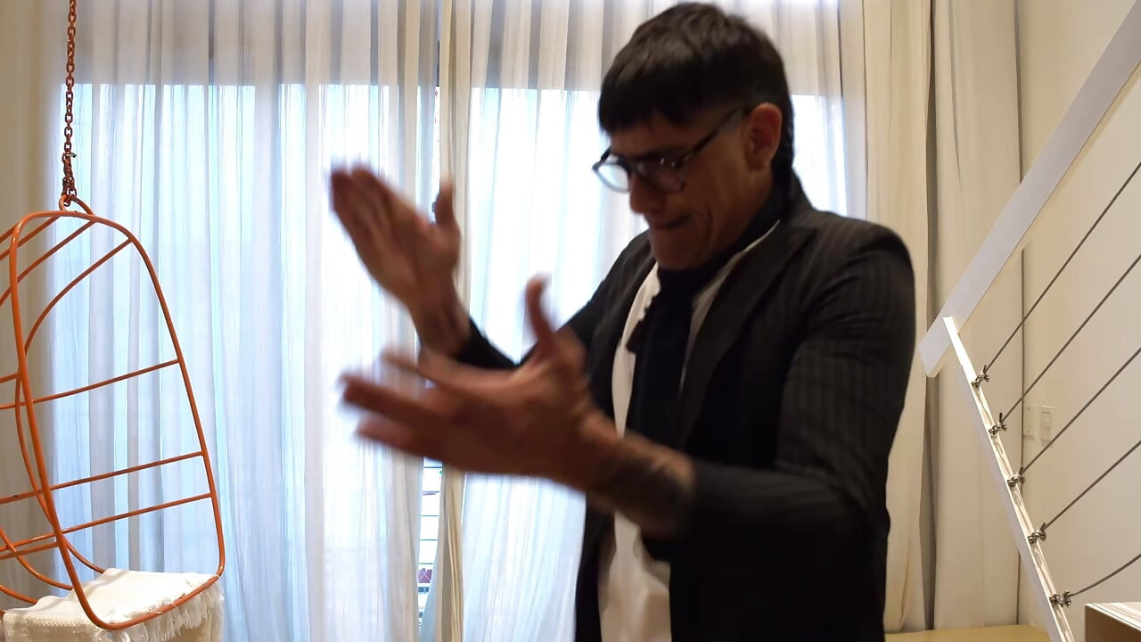 Don Bergolinni en het lesbische ontwaken van twee stiefzussen, Keila en MeltHoneyy,