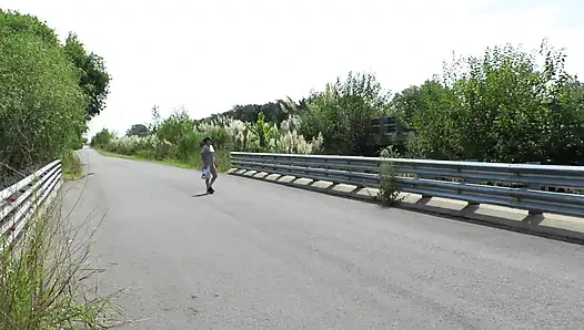 Patricia di jembatan di jalan