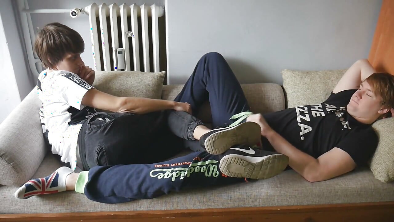 Meias azuis até o tornozelo, punheta com os pés e adoração dos pés