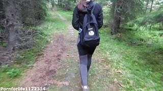 Aventuras de senderismo, jodida excursionista de culo de burbuja junto al árbol con corrida en el culo