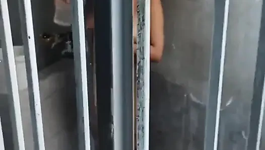 Verandadaki komşum banyo yapıyor zengin götlü inanılmaz göğüsleri var bu esmer Kanada'da bulunduğu bir tanrıça