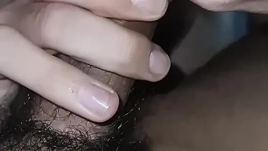 Halka açık balkondan yatak odasındaki orta yaşlı seksi kadın soyunuyor ve sonra emiyor ve sikişiyor