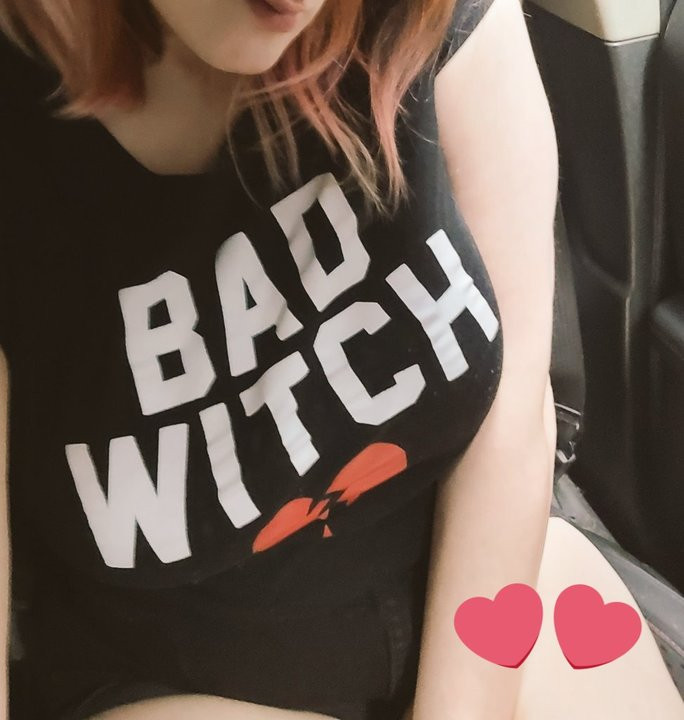 Pawg in car plays with herself under her shorts