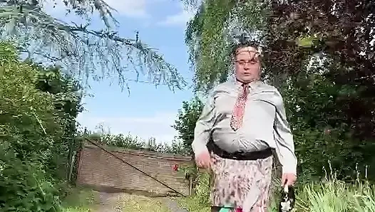 Dışarıda bir gece için küçük parlak leopar eteğiyle giyinmiş