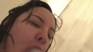 Chupando mi consolador en la ducha