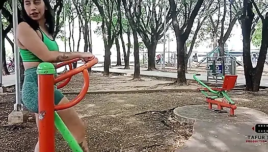 Ich verführe meinen nachbarn im park, und ich gebe ihm geld, um meine muschi sehr gut zu ficken, ganze geschichte, creampie im mund