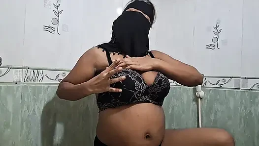 Desi aunty quenched his thirst by inserting a dildo into her pussy