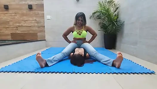 Veronica ve kölesi tarafından göbek ve göğüs oturuyor