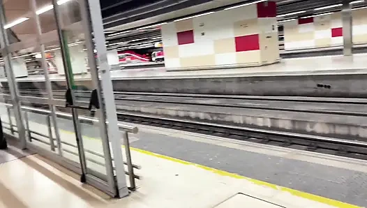 Tren istasyonundan bir yabancıyla sikişiyor