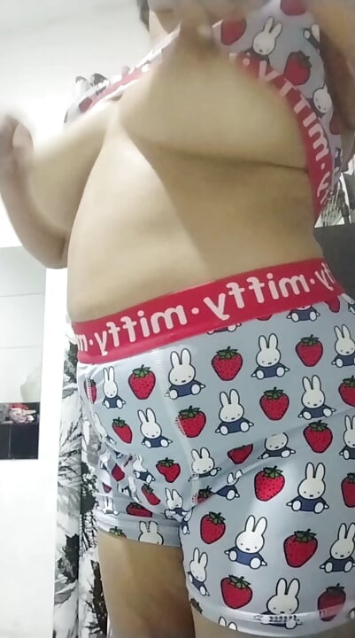 Sexy Filipina Milf, jugando con su sujetador y bragas Miffy