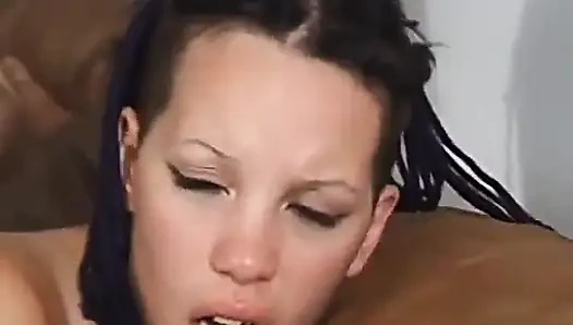 Punk rock paige kanepede pompalanıyor