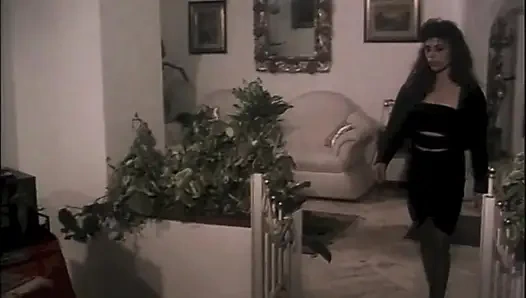 Kanepede Sikilmek Için Kıllı Bir Amcık