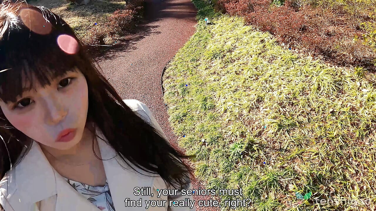 Mai Toda穿着内裤和连裤袜炫耀她可爱的屁股