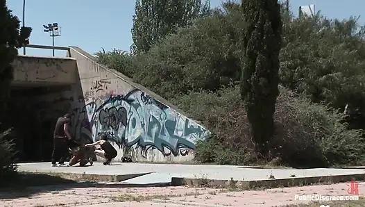 Büyük memeler, yuvarlak göt, utanç verici