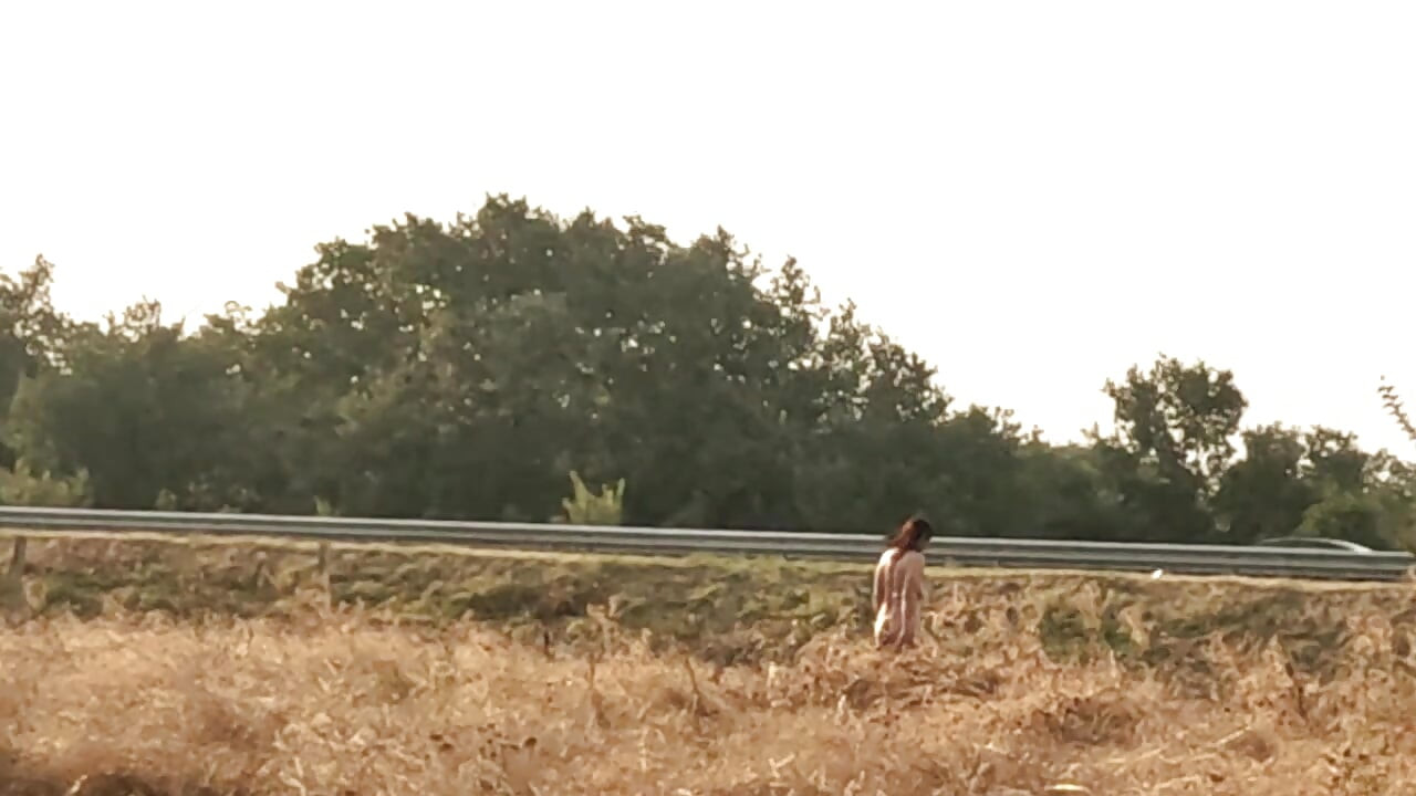 Humillación De La Esclava Tich - Muestra Su Coño Y Tetas