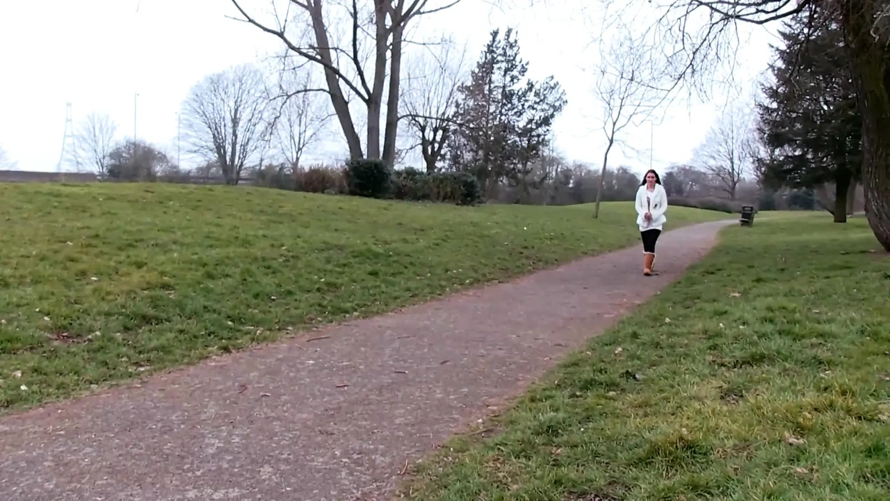 英国熟女在粉红色的床上狂野地骑乘鸡巴