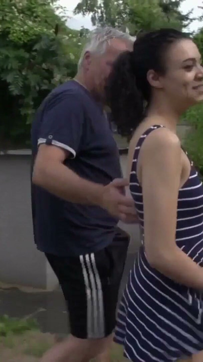 Unglaublich junges Maedchen bumst mit Opa Karl | Clip 1