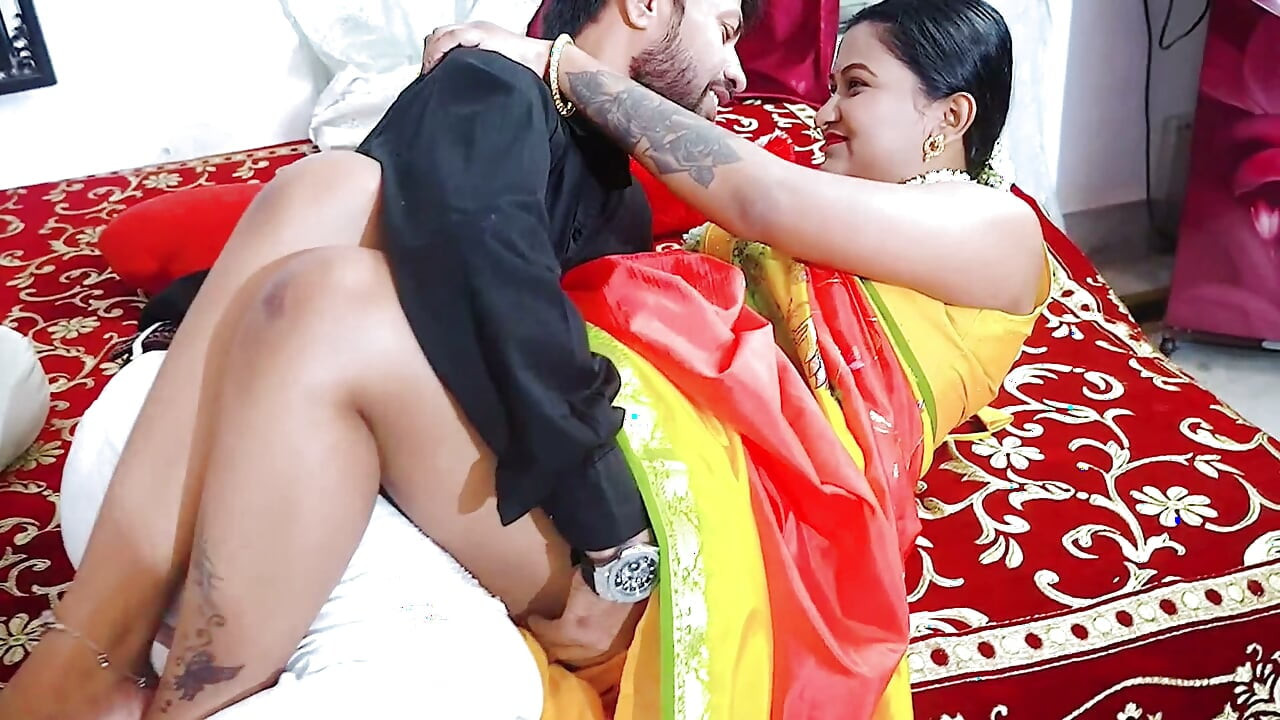 Kapda mangne ke bahane bhabhi ke room me ghus kar chodne laga hindi me