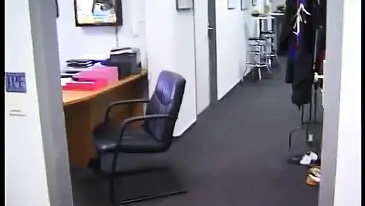 Винтажная шлюшка-брюнетка с маленькими сиськами делает приятный минет