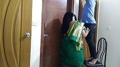 Hindustan Hot Savita aunty seduce electrician while he repairing light (Light mistri ke sath kya kand) Hindi audio