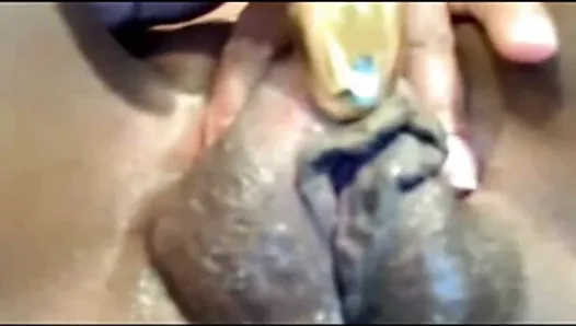 Любительское видео - горячая чернокожая мастурбирует игрушкой сквиртующую пухлую киску перед камерой