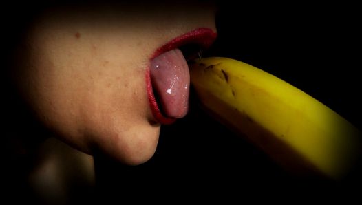 Erotisch oraal spelen met banaan - Agata Anallove