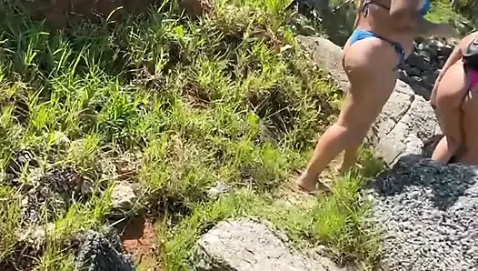 Terk edilmiş plajın izinde tanga bikinili sıcak esmerler lezzetli