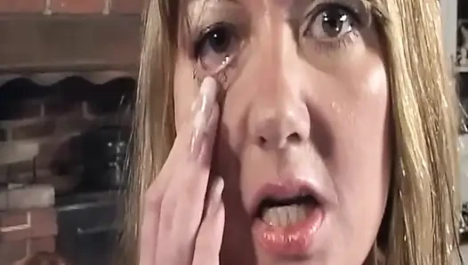 Tante seksi rambut pirang ini dicrot sperma hangat setelah dientot habis-habisan
