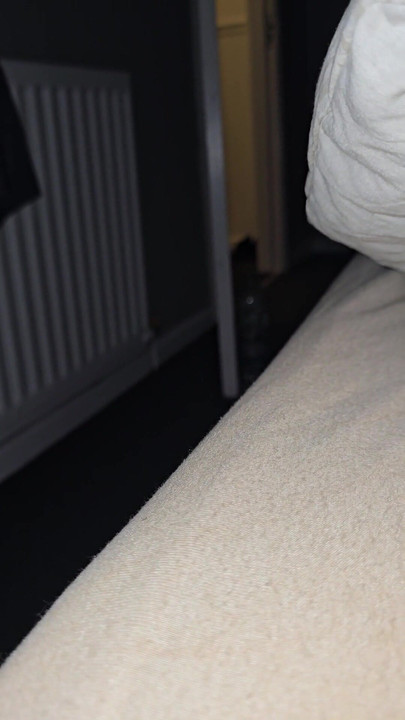 Maćeha stavlja ruku na bijele gaćice pastorku, dodiruje mu kurac bez srama | Isječak 1