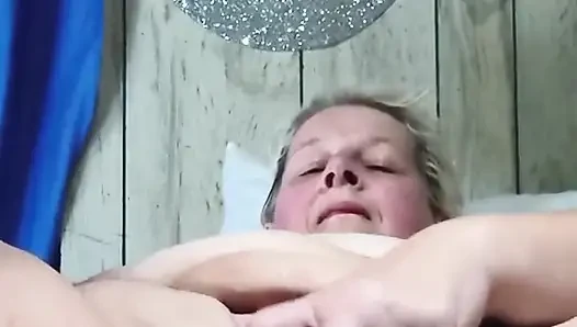 Kamu pengen banget muasin memek longgar ini kah?
