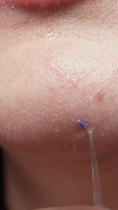 Unwissende riesin fickt versehentlich blecherne