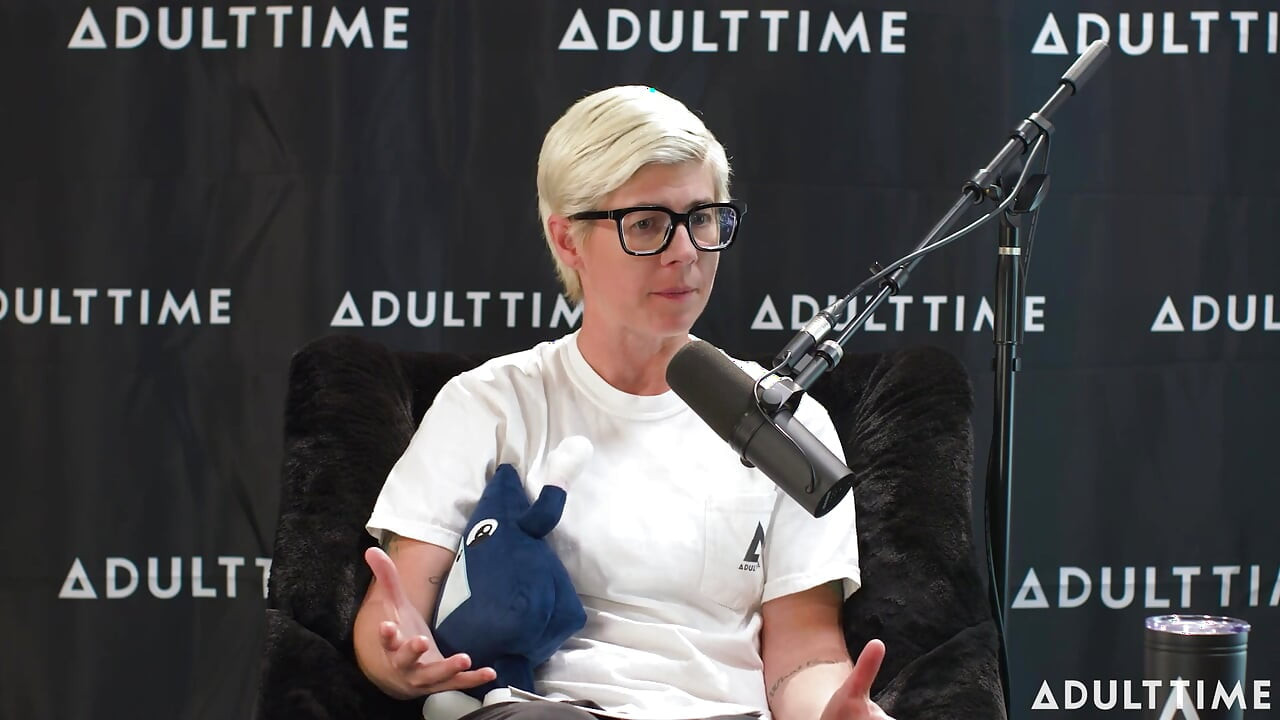 Cami Strella sobrevivendo a um culto, fama tiktok e não-monogamia o podcast Adult Time