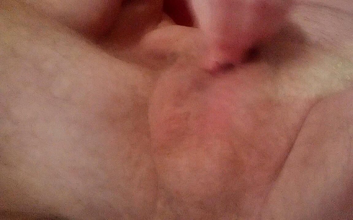 Nærbilde av Jen som leker med Johns Balls