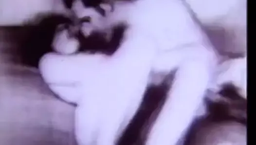 Une nana séduisante se fait baiser dans des positions sexy (vintage des années 40)