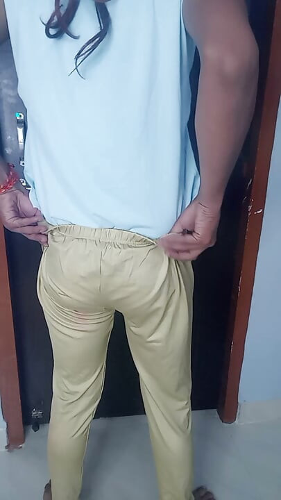 Beau-mère indienne séduit beau-fils en portant un sari rouge devant lui en l'enlevant