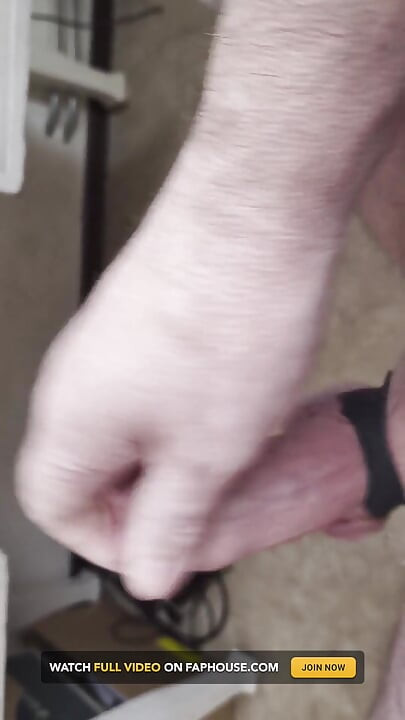 我朋友坐在椅子上, 一边看Vidio一边手淫, 直到高潮