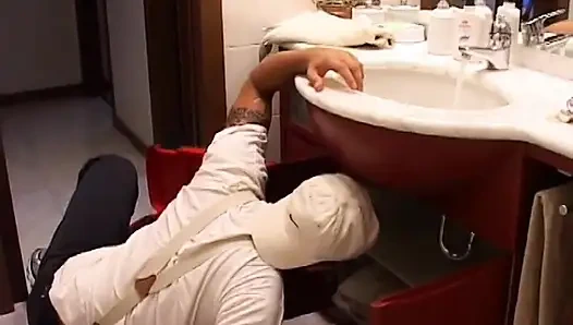 Tante girang semok ini suka banget ngentot kontol besar tukang ledeng yang lebih muda