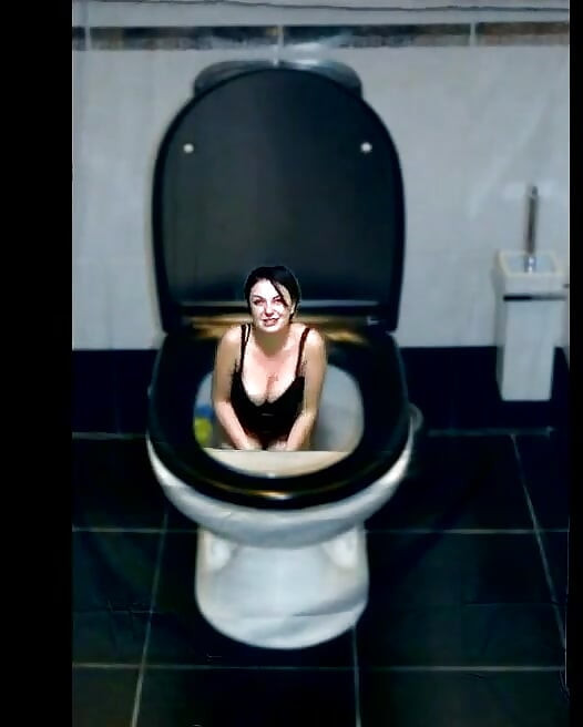 Kate se lavando no banheiro enquanto dança parte por parte de seu corpo
