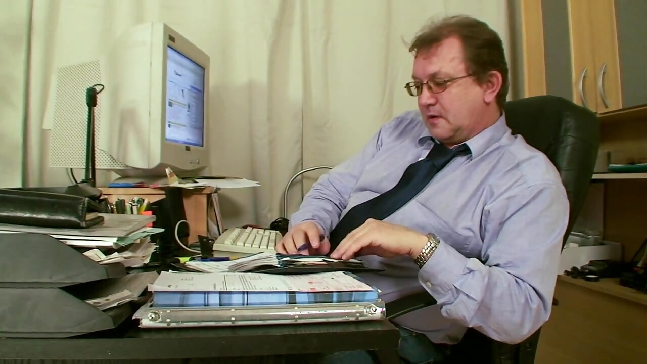 Teen fixing her grades by fucking with principal