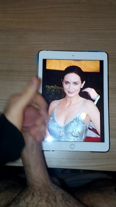 Una sborrata in omaggio a emily blunt