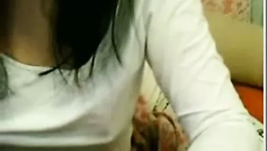 Dona de casa chinesa mostrando peitos e axilas peludas na webcam