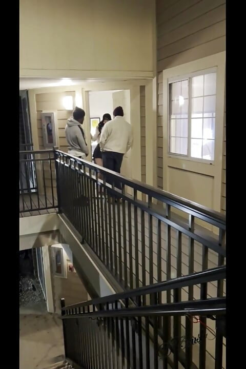 امرأة مشدودة تدعو DHH إلى الداخل