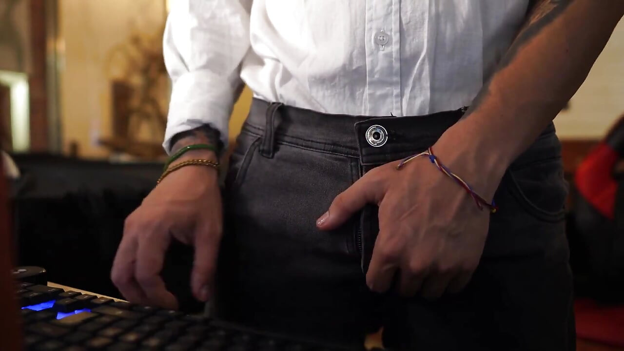 Masturbación masculina sola con la gran polla de tu padrastro, alpha boss parte 1