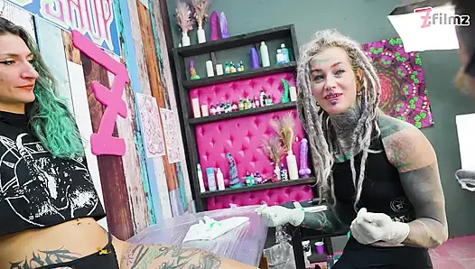 ANALER DREIER WÄHREND DER TATTOO-SESSION