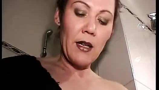 Schau dir diese amateur-rasiersession mit deutscher reifer dame an