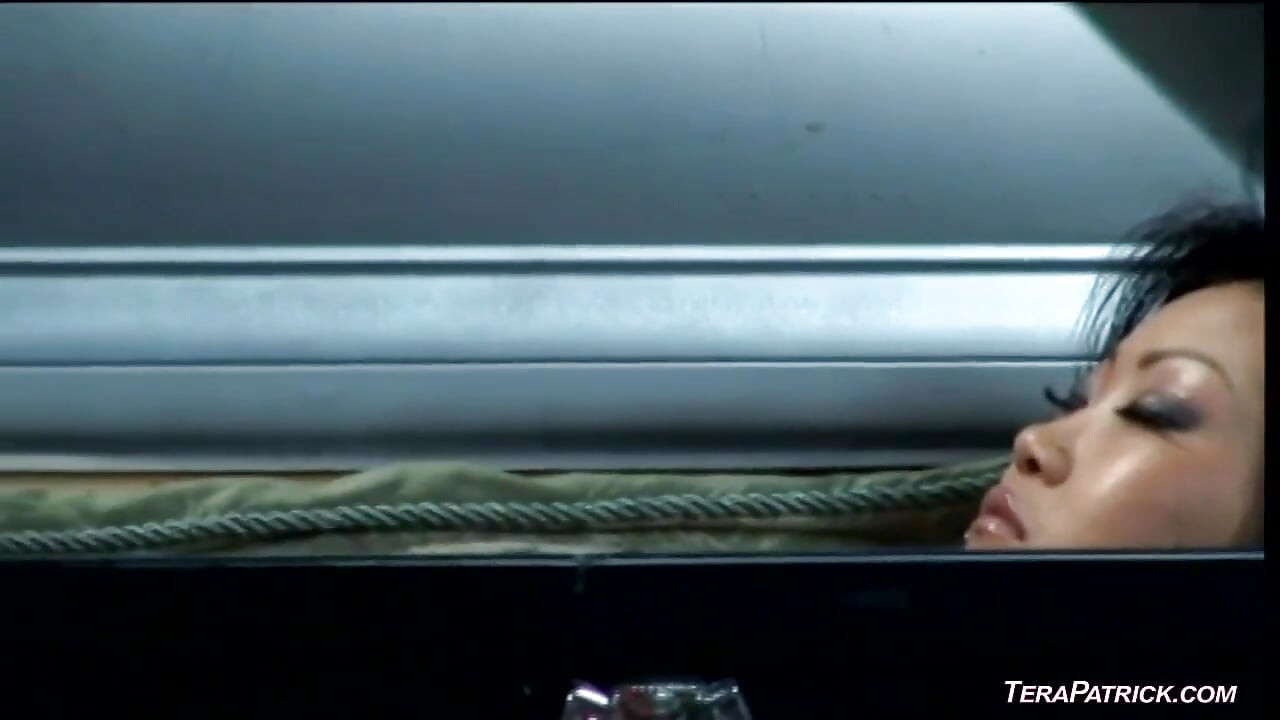 Η καυτή Ασιάτισσα Lucy Lee δέχεται ένα σφυροκόπημα σε όλες τις τρύπες με DP